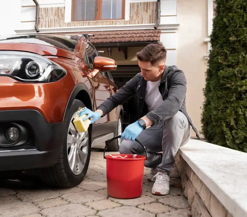 Lavage auto à domicile Vèbre : professionnel intervenant sur un véhicule